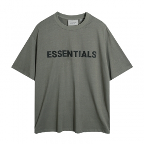 Практичная оливковая футболка ESSENTIALS FOG с логотипом