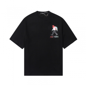 Черная классическая с рисунком бренда ARCTERYX футболка