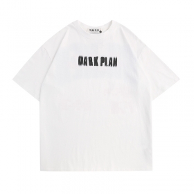 Белая футболка Dark Plan фирменным лого спереди и надписью на спине