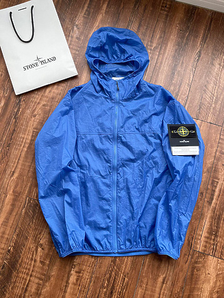 Синяя Stone Island ветровка выполнена из быстросохнущего нейлона