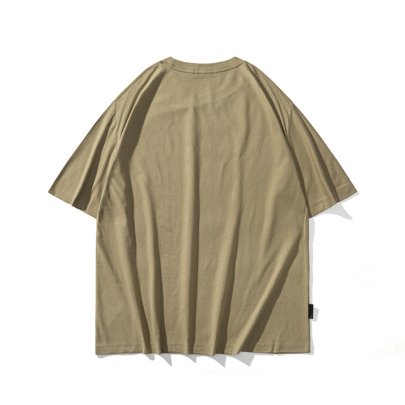 Серо-коричневая футболка TCL с чёрными принтами и надписями спереди