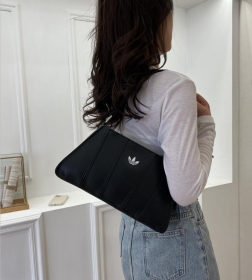 Лаконичная женская чёрная сумка бренда Adidas с белым лого 
