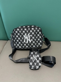 Стильная с логотипом NEW YORK сумка от бренда MLB черная