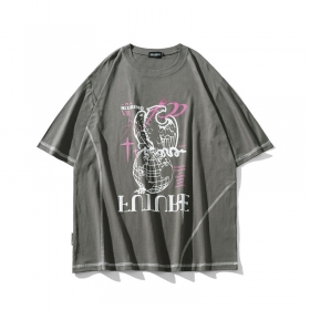 Серая футболка TCL с бело-розовым принтом и декоративными швами