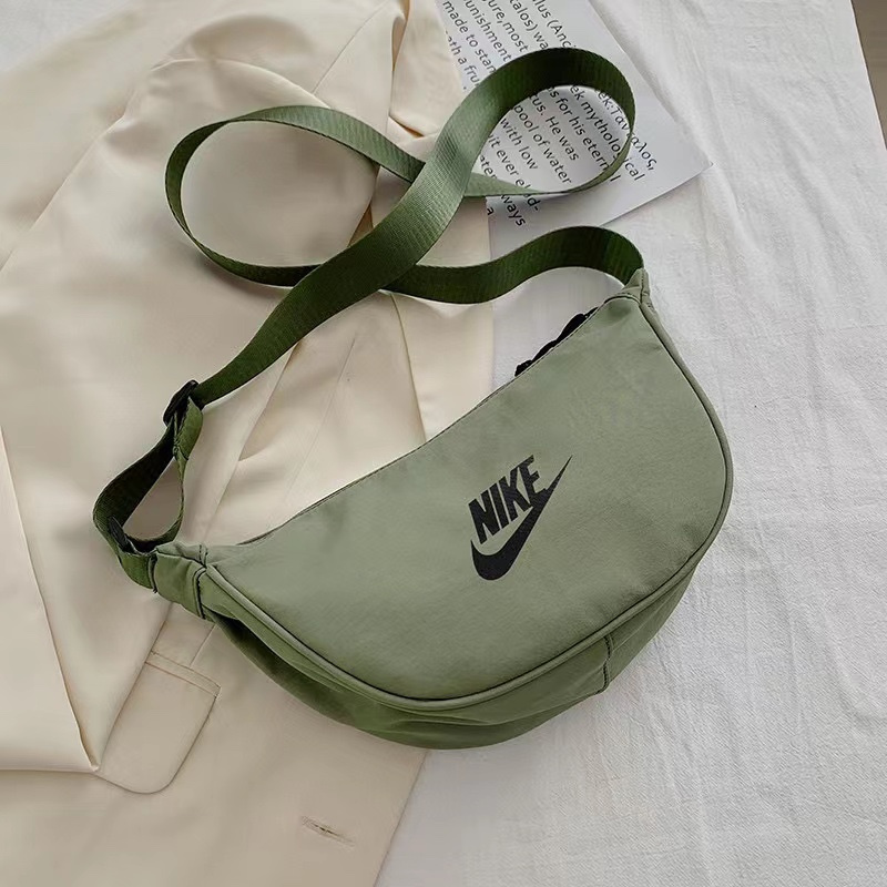 Классическая женская сумка-багет от бренда Nike с регулирующим ремнём