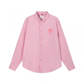 От бренда AMI розовая стильная рубашка с манжетой на пуговицах