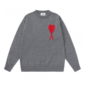С вязанными краями серый свитер AMI с красным лого на груди