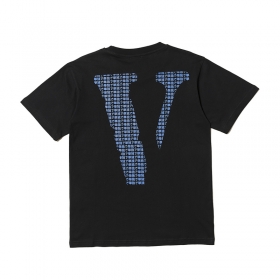 Чёрная футболка VLONE с синим логотипом и принтом