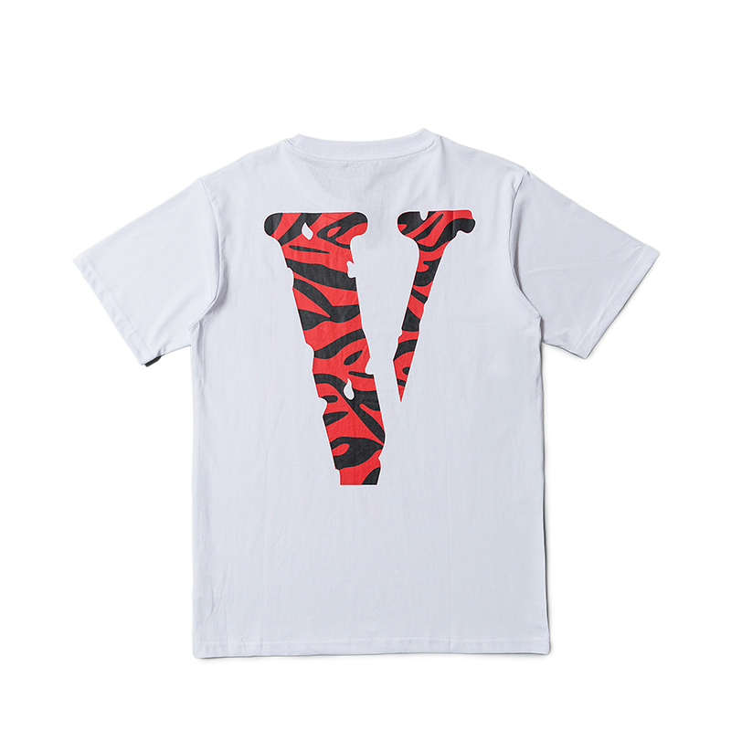 Белая футболка VLONE с чёрно-красным логотипом и принтом
