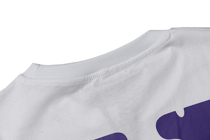 Белая футболка VLONE с фиолетовым логотипом и принтом
