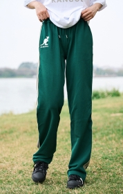 Зеленые штаны прямого кроя от бренда Kangol с полосками сбоку