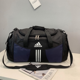 Чёрная универсальная спортивная сумка от бренда Adidas 