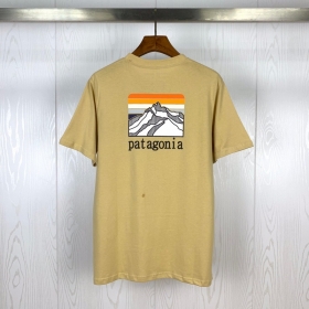 Горчичная футболка Patagonia c карманом на груди и принтом на спине