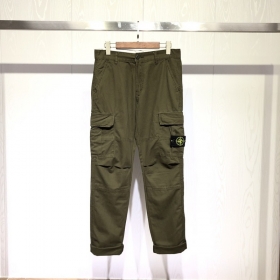 Болотно-зелёные штаны Stone Island с патчем на накладном кармане