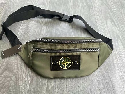 Цвета-хаки с нашитым фирменным патчем Stone Island сумка-бананка