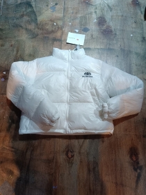 Качественная куртка от бренда BALENCIAGA выполнена в белом цвете