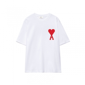 Белая с красной вышивкой AMI футболка с круглым вырезом горловины