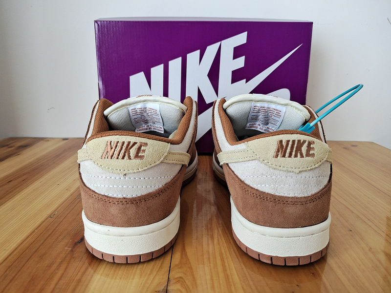 Белые кроссовки с замшевыми коричневыми вставками Nike SB