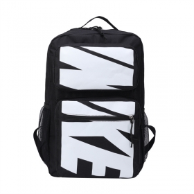 Чёрный рюкзак выполнен из текстиля с логотипом Nike      
