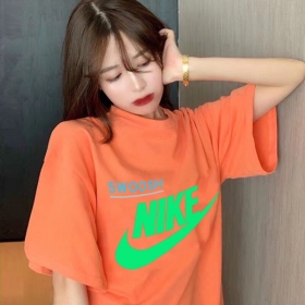 Оранжевая Nike футболка с кислотным зелёным принтом 
