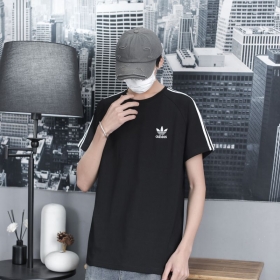 Легкая в черном цвете футболка от бренда Adidas с коротким рукавом