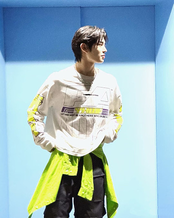 RRR 123 Rivington свитшот в белом цвете с ярким принтом