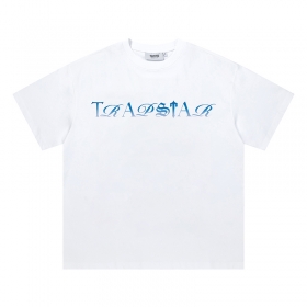 С синей надписью TRAPSTAR футболка выполнена в белом цвете