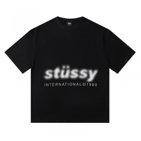Чёрная с лого Stussy футболка выполнена из натурального хлопка