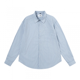 Стильная голубого цвета рубашка от бренда AMI модель в полоску