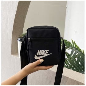 Чёрная спортивная сумка кросс боди с логотипом Nike     