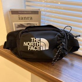 Чёрная компактная сумка бренда The North Face с карманом на шнурке