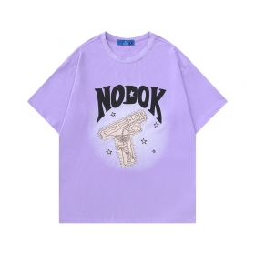 Фиолетовая футболка бренда TIDE EKU с принтом NODOK спереди