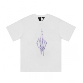 Белого цвета простая футболка VLONE с печатью "Рука скелета"