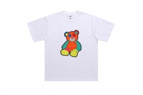 Футболка белого цвета с принтом "разноцветный плюшевый медведь"