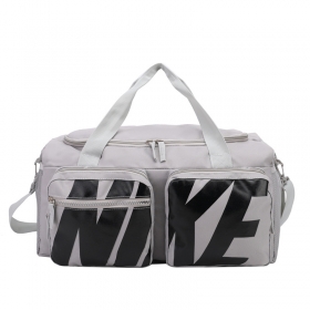 Вместительная серая сумка Nike с сетчатыми карманами по бокам
