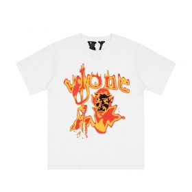 От бренда VLONE белого цвета футболка с изображением дьявола