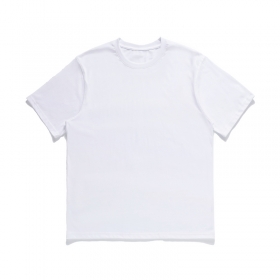 Брендовая UT&UT выполнена в белом цвете футболка из хлопка