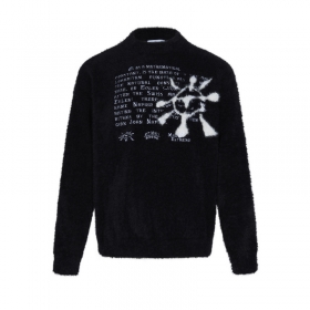 В черном цвете свитер от бренда Made Extreme с текстовой вышивкой