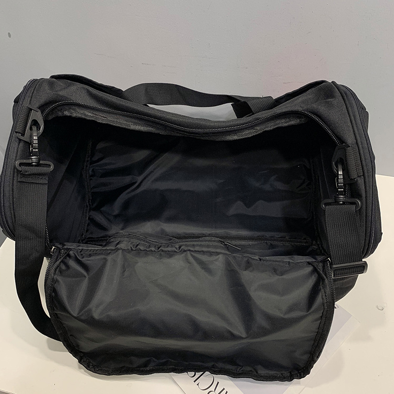 Чёрная универсальная спортивная сумка от бренда Adidas 