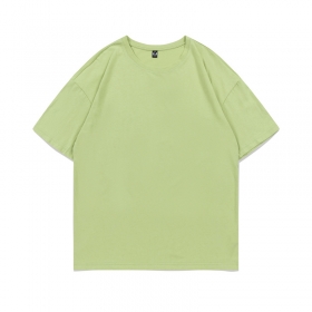 Удобная модель футболки UT&UT выполнена в светло-зеленом цвете