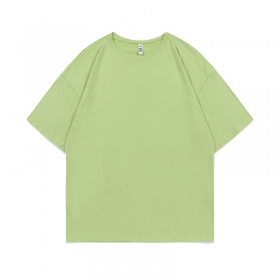 Свободного кроя стильная футболка в светло-зеленом цвете YEE