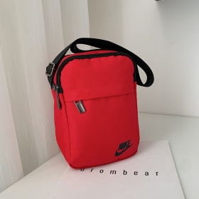 Красная сумка-барсетка Nike с несколькими отделениями для хранения