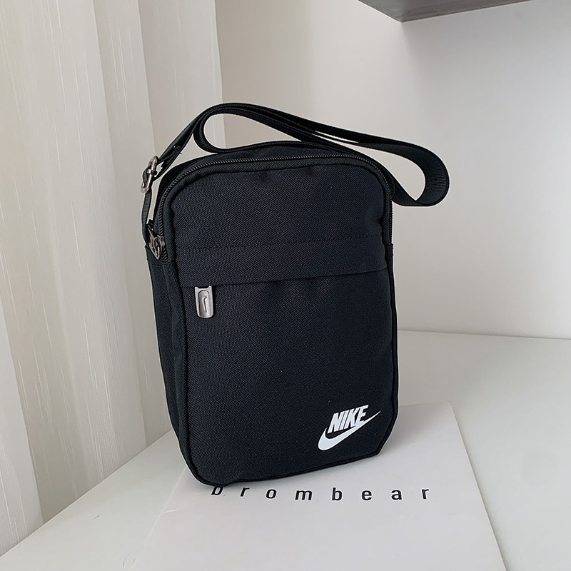 Чёрная сумка-барсетка фирмы Nike из плотного нейлона