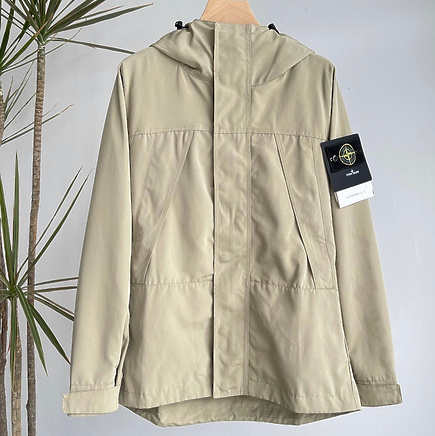 Бежевая куртка Stone Island с фирменным патчем на рукаве