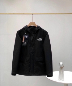 Чёрная куртка The North Face с накладными карманами на животе
