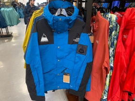 Чёрно-синяя куртка The North Face с фирменными логотипами на груди