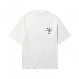 Базовая белая футболка с разноцветным принтом и логотипом