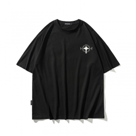 Чёрная футболка TCL с принтом на груди и белыми надписями на спине