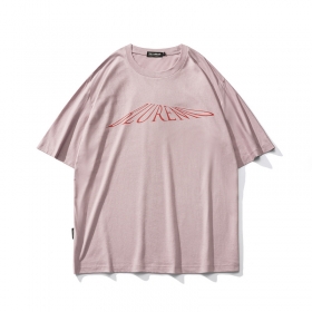 Розовая футболка TCL с надписью на груди и принтом ангела на спине