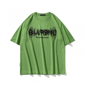 Зелёная футболка TCL с чёрным принтом-надписью Bluremo на груди